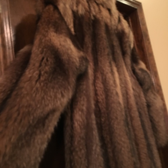 Luxurious Brown Fur Coat - Picture 3 of 8